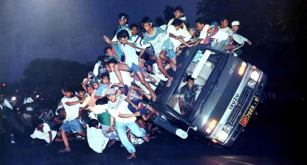 1996_the_rollover_of_the_truck_carrying_football_supporters_in_surabaya_wp_photo_sport_cat.jpg