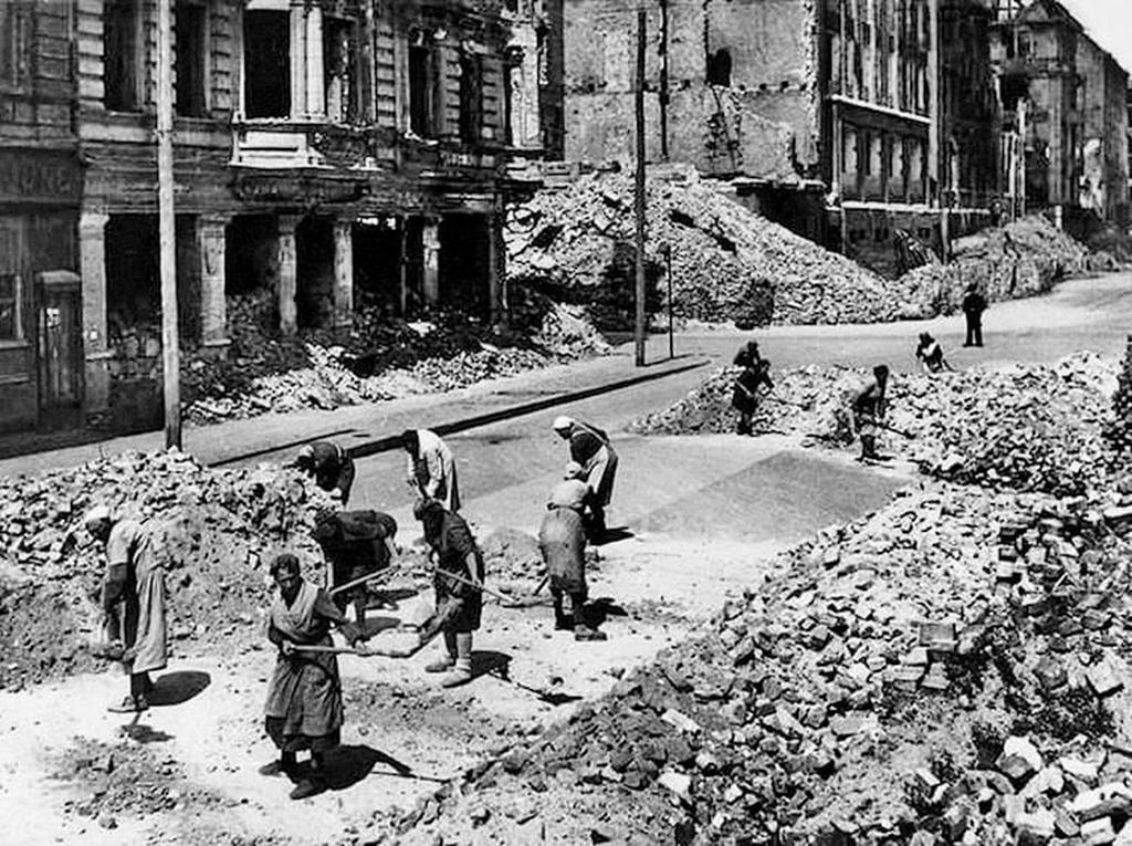 1945_clearing_the_rubble_of_berlin.jpg