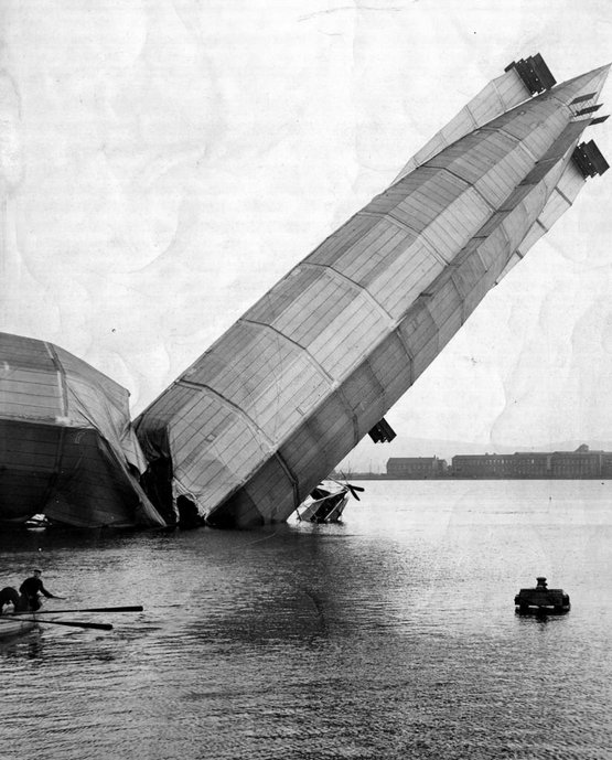 1920_korul_the_tail_of_the_british_airship_sticks_out_of_the_river_humber_following_structural_failure.jpg