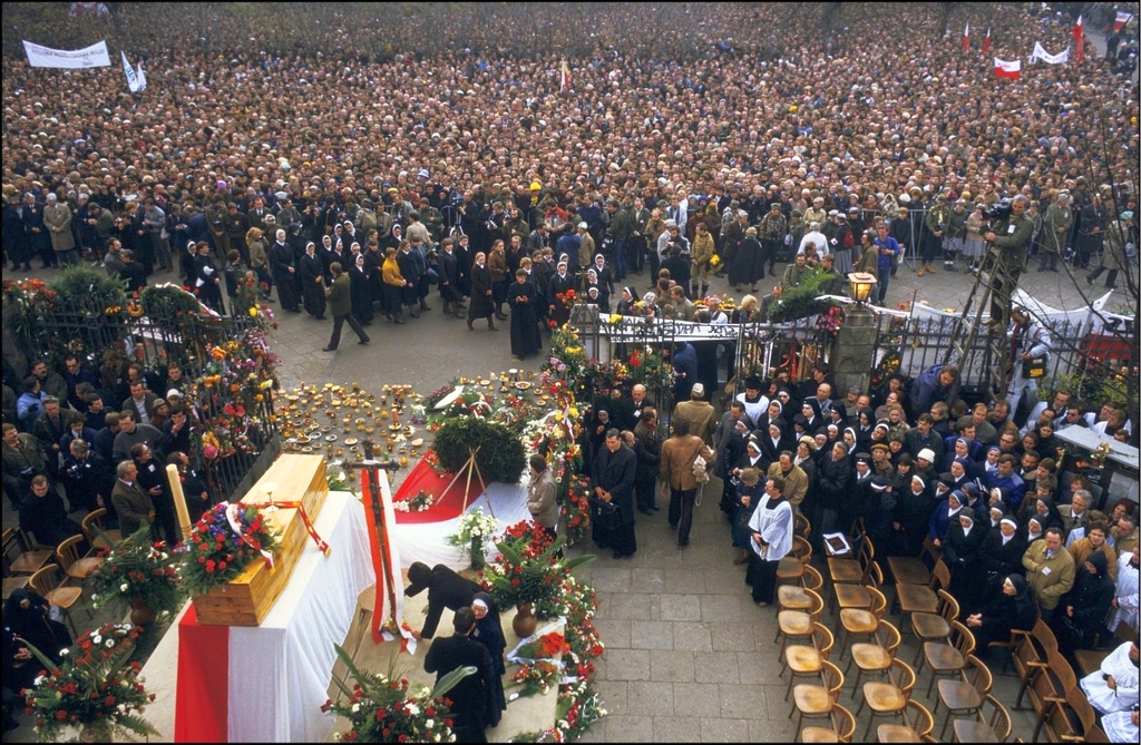 1984_thousands_of_poles_gather_for_the_funeral_of_priest_jerzy_popie_uszko_who_was_kidnapped_by_3_agents_of_communist_secret_police_and_beaten_to_death.jpg