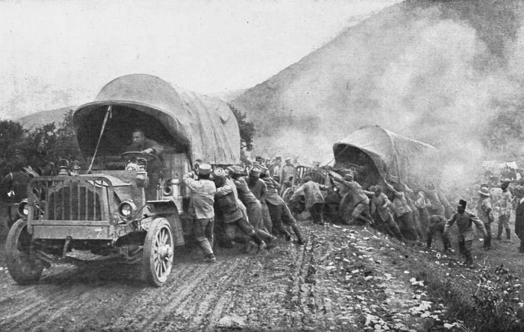 1916_francia_katonai_teherauto_vontat_egy_szerencsetlenul_jart_masikat_a_mecedon_fronton_az_elso_vilaghaboruban.jpg