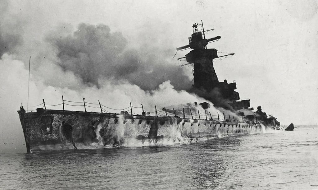 1939_german_pocket_battleship_admiral_graf_spee_in_fire_and_sinking_17_december_1939_in_front_of_the_port_of_montevideo_uruguay.jpg