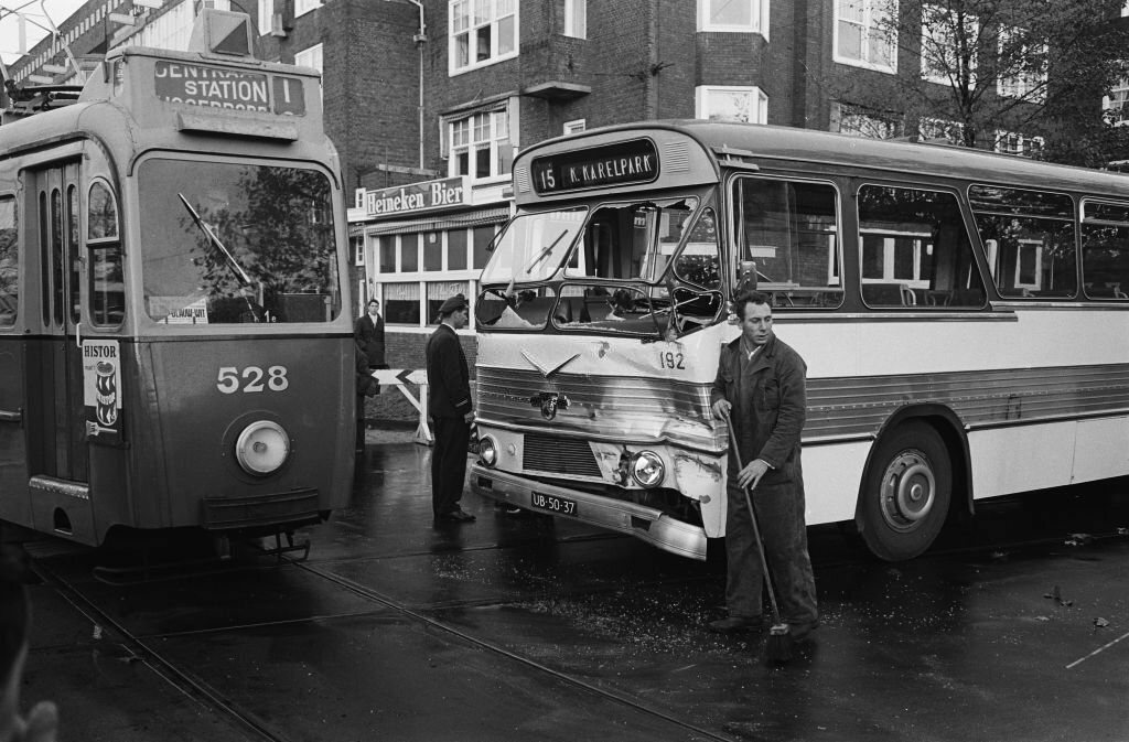 1962_bus_against_streetcar_at_corner_of_stadionweg-amstelveenseweg_amsterdam_hollandia.jpg
