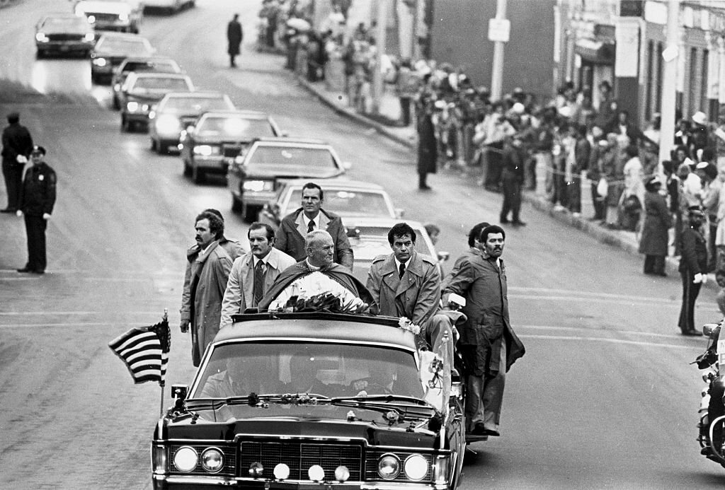 1979_secret_service_agents_surround_pope_john_paul_ii_center_during_his_papal_motorcade_down_the_streets_of_boston.jpg