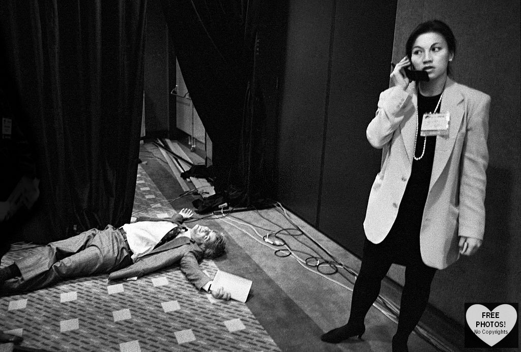 1992_while_preparing_a_demonstration_of_the_newton_for_the_national_press_in_las_vegas_the_device_crashed_causing_event_organizer_michael_witlin_to_hit_the_floor_and_tricia_chan_to_call_engineers_for_help.jpg