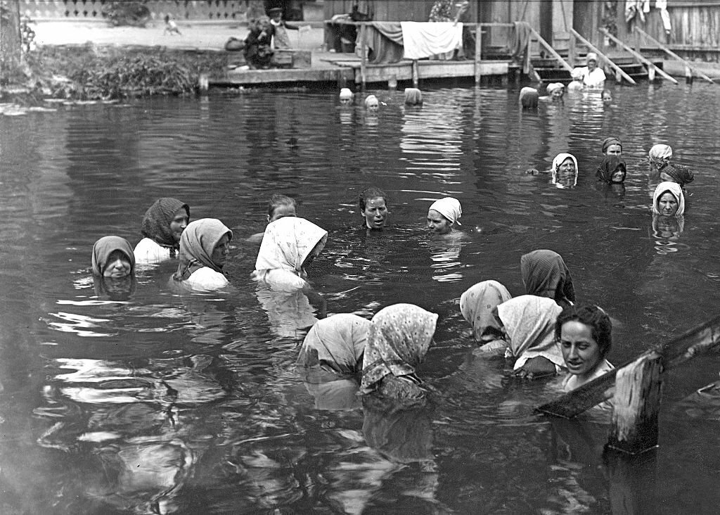 1928_frauen_in_kompletter_kleidung_nehmen_ein_bad_in_heviz.jpg