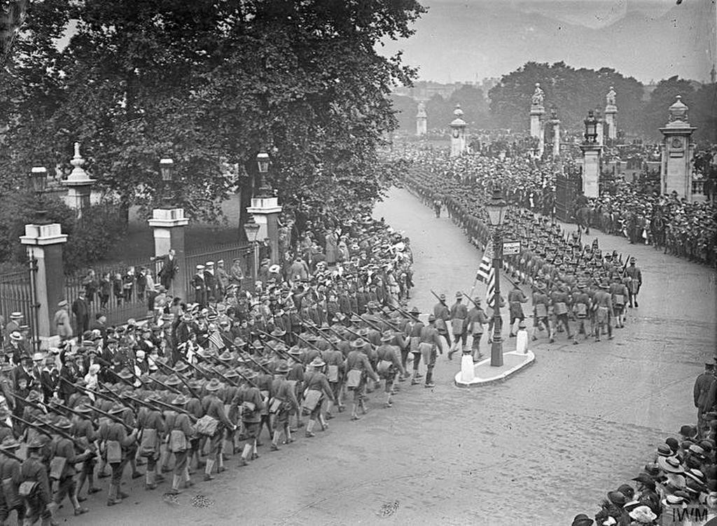 1917_american_expeditionary_force_parades_in_front_of_buckingham_palace_when_the_british_paraded_through_the_american.jpg