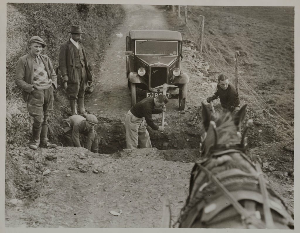 1933_members_of_the_british_union_of_fascists_digging_a_trench_on_road_to_hayne_barton_farm_near_exeter_devon_in_an_attempt_to_prevent_bailiffs_from_carrying_out_a_distraint.jpg