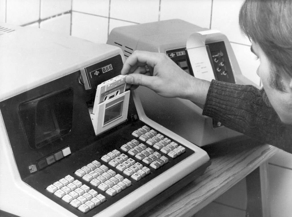 1977_small_computer_from_hungary_at_the_institute_for_pharmacological_research_in_academy-industry_complex_in_ddr.jpg