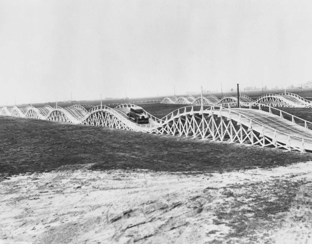 1935_los_angeles_newest_automobile_road_the_wavy_road_a_2_243-foot_stretch_of_road_made_of_wood.jpg