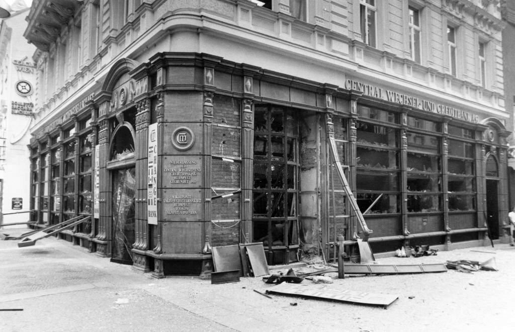 1985_shortly_after_midnight_a_bomb_detonated_at_the_side_entrance_of_the_hungarian_central_wechsel_und_creditbank_on_k_rntnerstrasse_wien.jpg