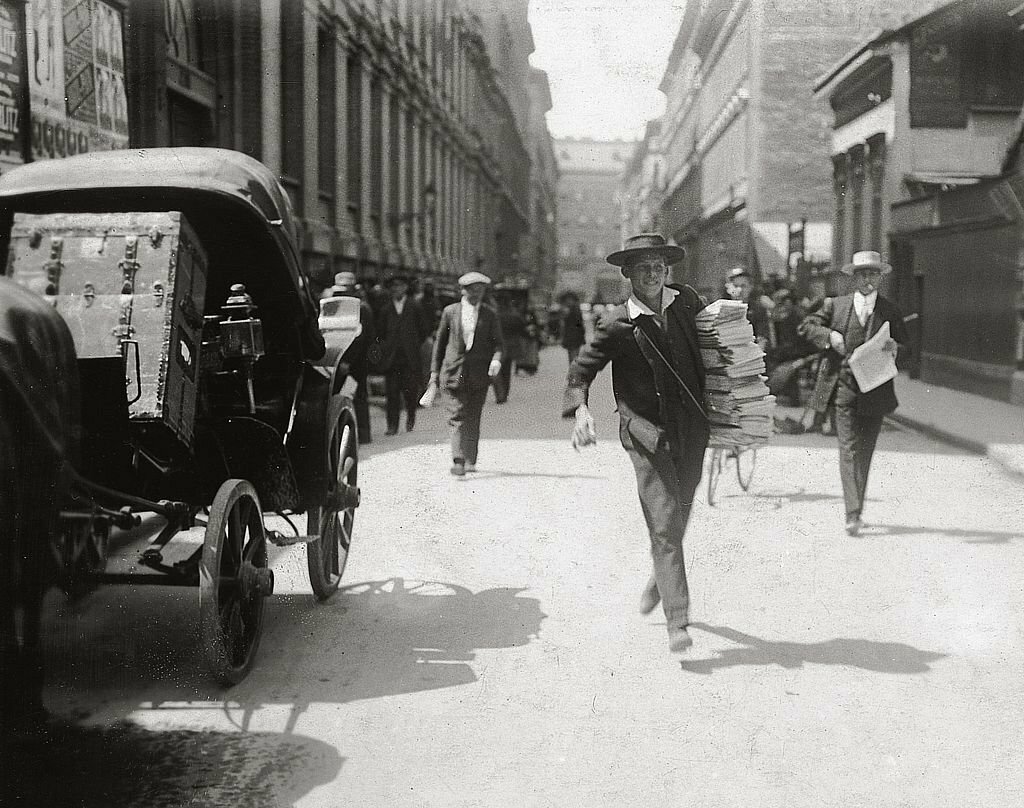 1910_korul_paperboy_on_pester_strasse_in_budapest.jpg