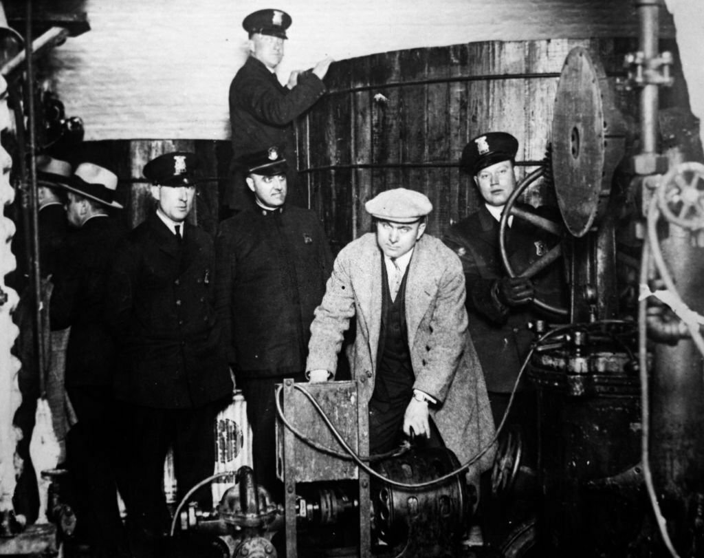 1920-as_evek_federal_agents_posed_with_captured_equipment_in_a_detroit_underground_distillery_during_prohibition.jpg