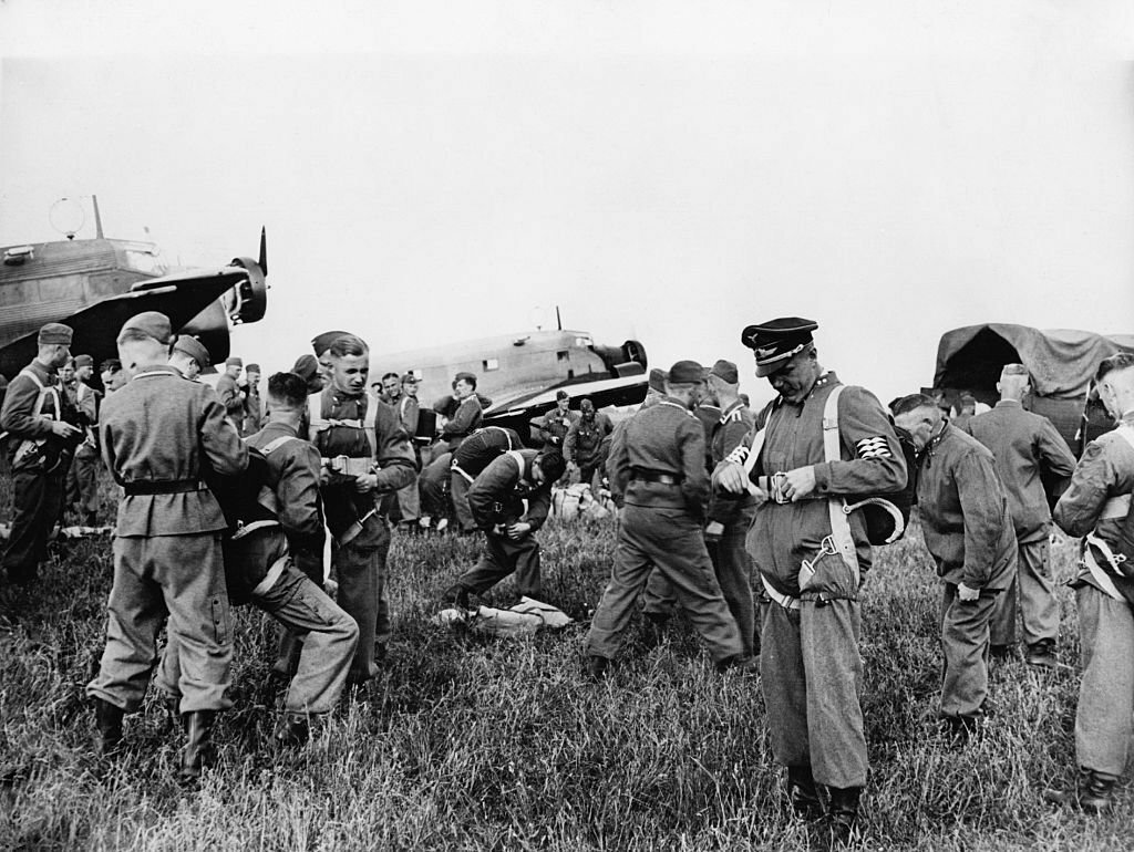 1940_nazi_paratroopers_prepare_to_take_part_in_the_invasion_of_holland_the_majority_of_the_regiment_is_wearing_dutch_uniforms_violating_an_international_rule_of_war.jpg