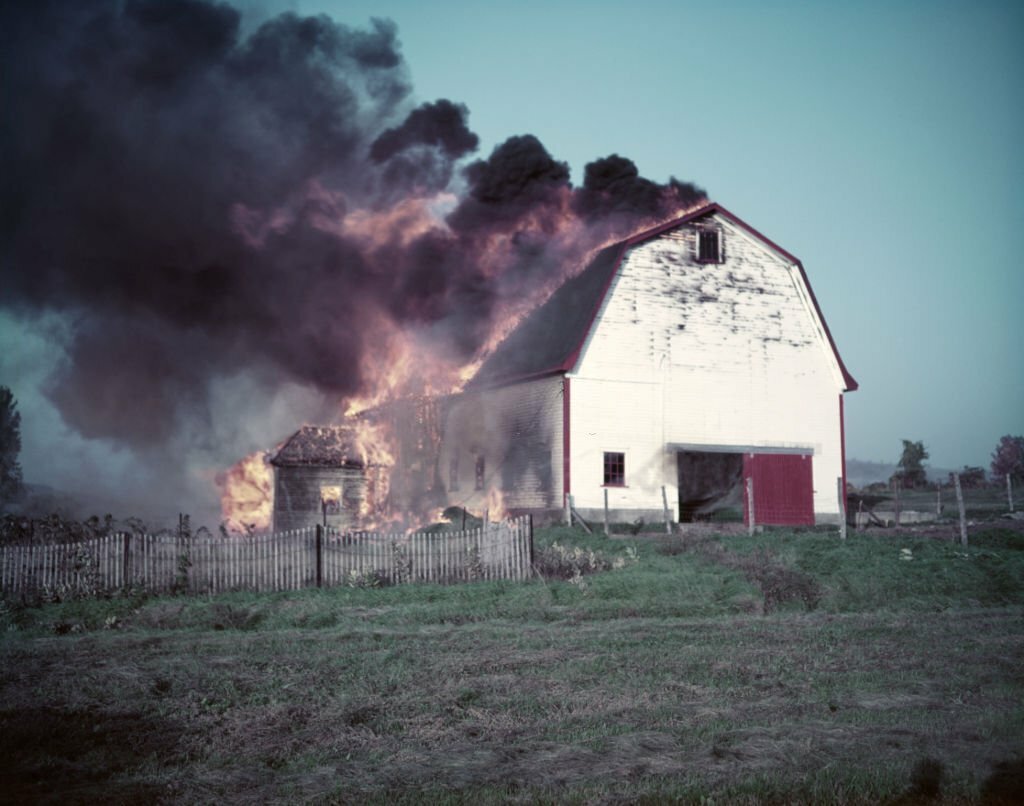 1950-es_evek_burning_barn_dangerous_flames_black_smoke_st_albans_vermont_usa.jpg