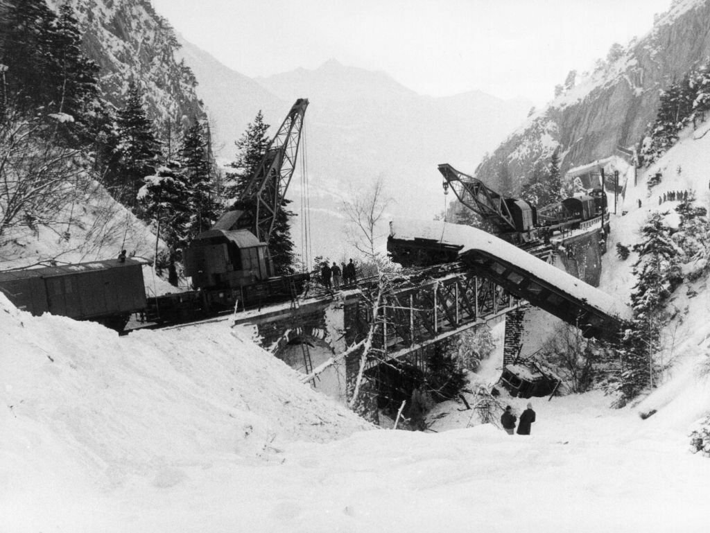 1978_rescue_services_at_work_a_train_en_route_for_berne_that_was_swept_off_a_bridge_near_brigue_by_an_avalanche.jpg
