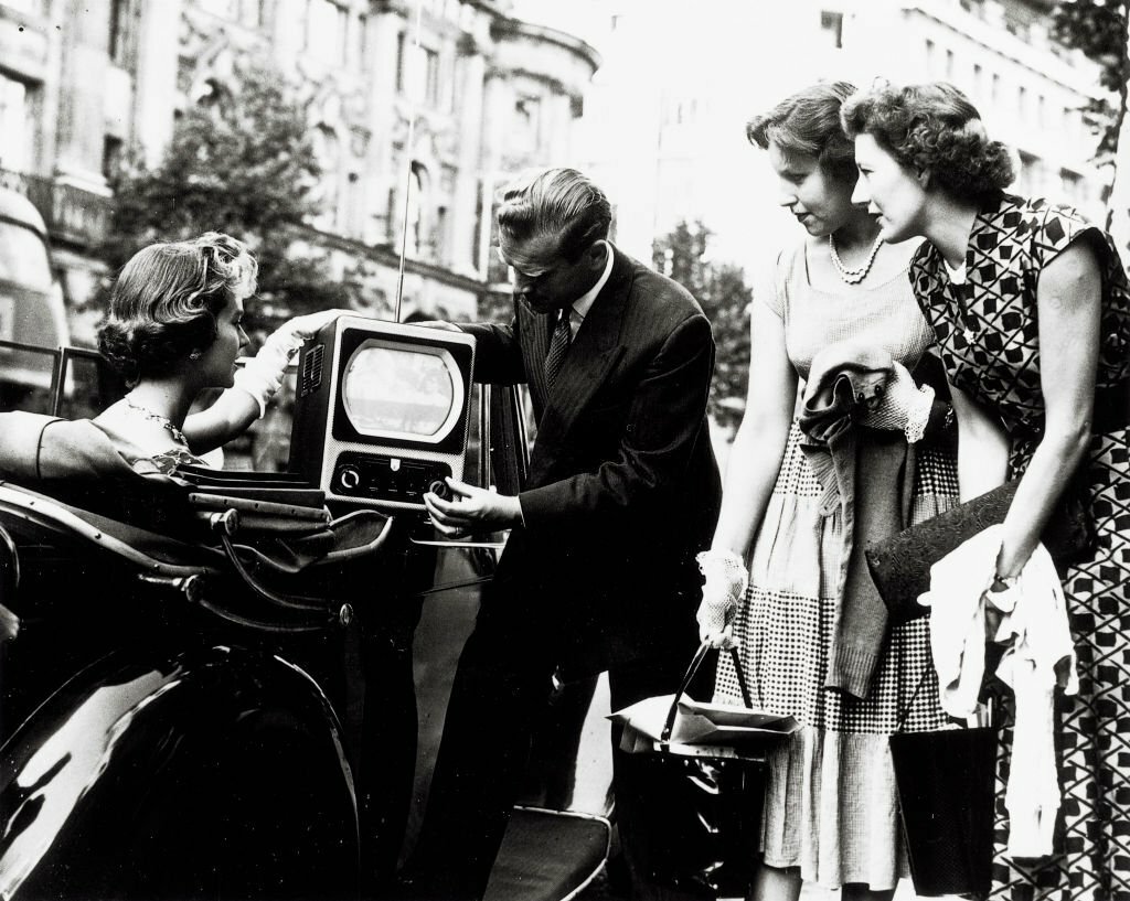 1955_the_ekco_television_the_first_british_portable_television_receiver.jpg