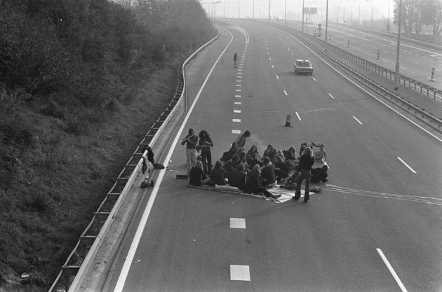 1973-oil-crisis-picnic-highway.jpg