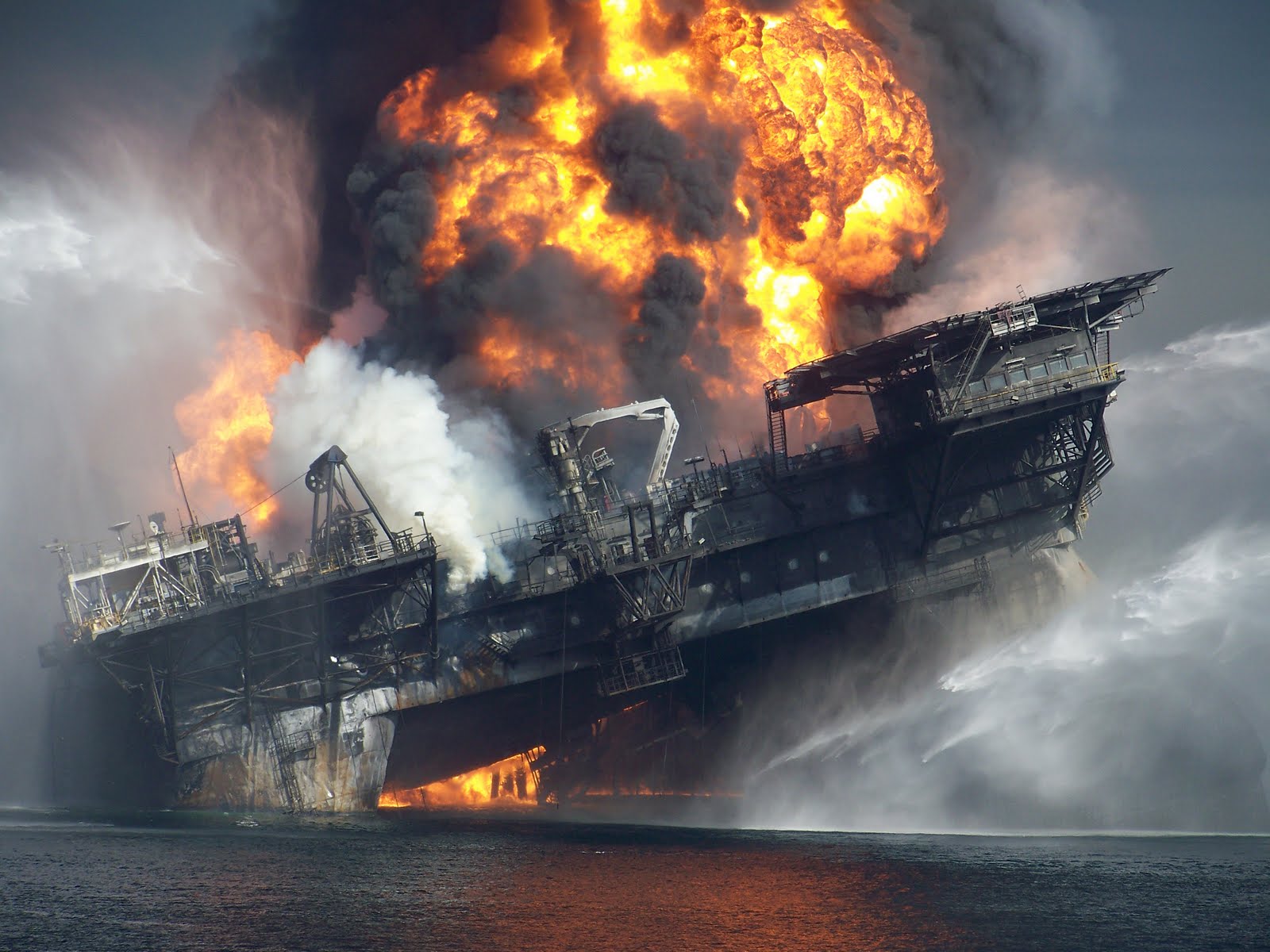 2010deepwater-horizon-burning-final-hours1.jpg