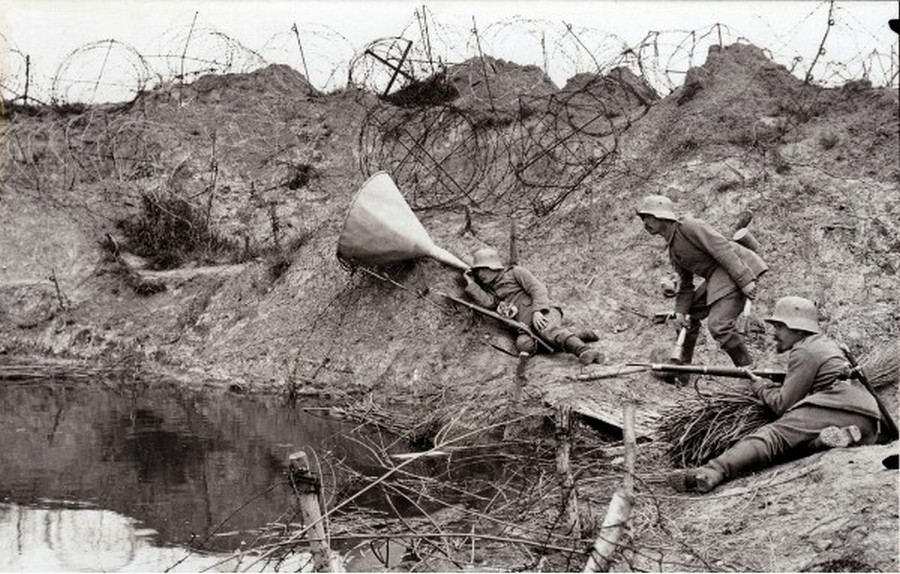 1916. Német katonák hallgatják az ellenség lehetséges állásait..jpg