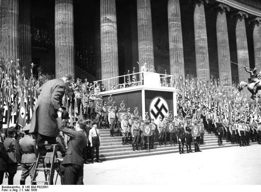 1936. Hitler május elsejei beszéde a Lustgartenben..jpg