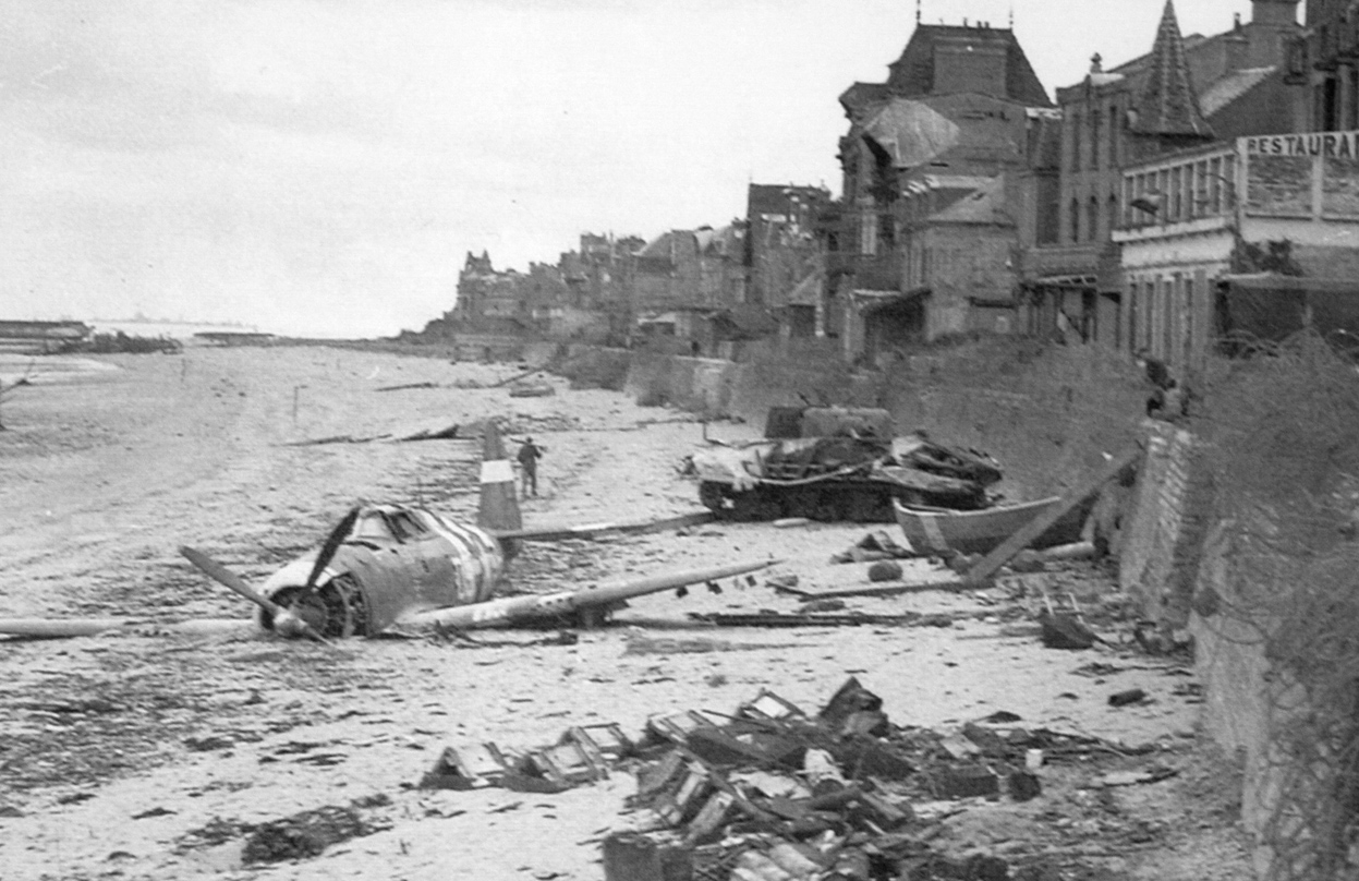 1944. Lezuhant P-47 Thunderbolt repülőgép a Juno Beach-en a D-nap után Saint-Aubin-sur-Mer-nél, Franciaország..jpg