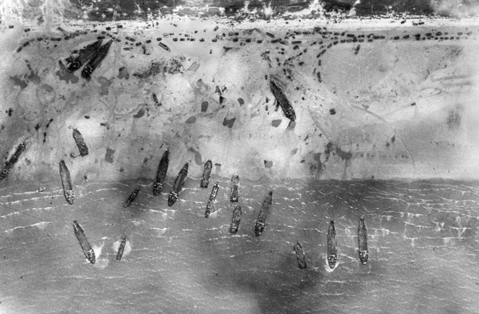 1944. június 6. Brit légierő által a Sword Beach fölött készített légifelvétel Normandiában..jpg