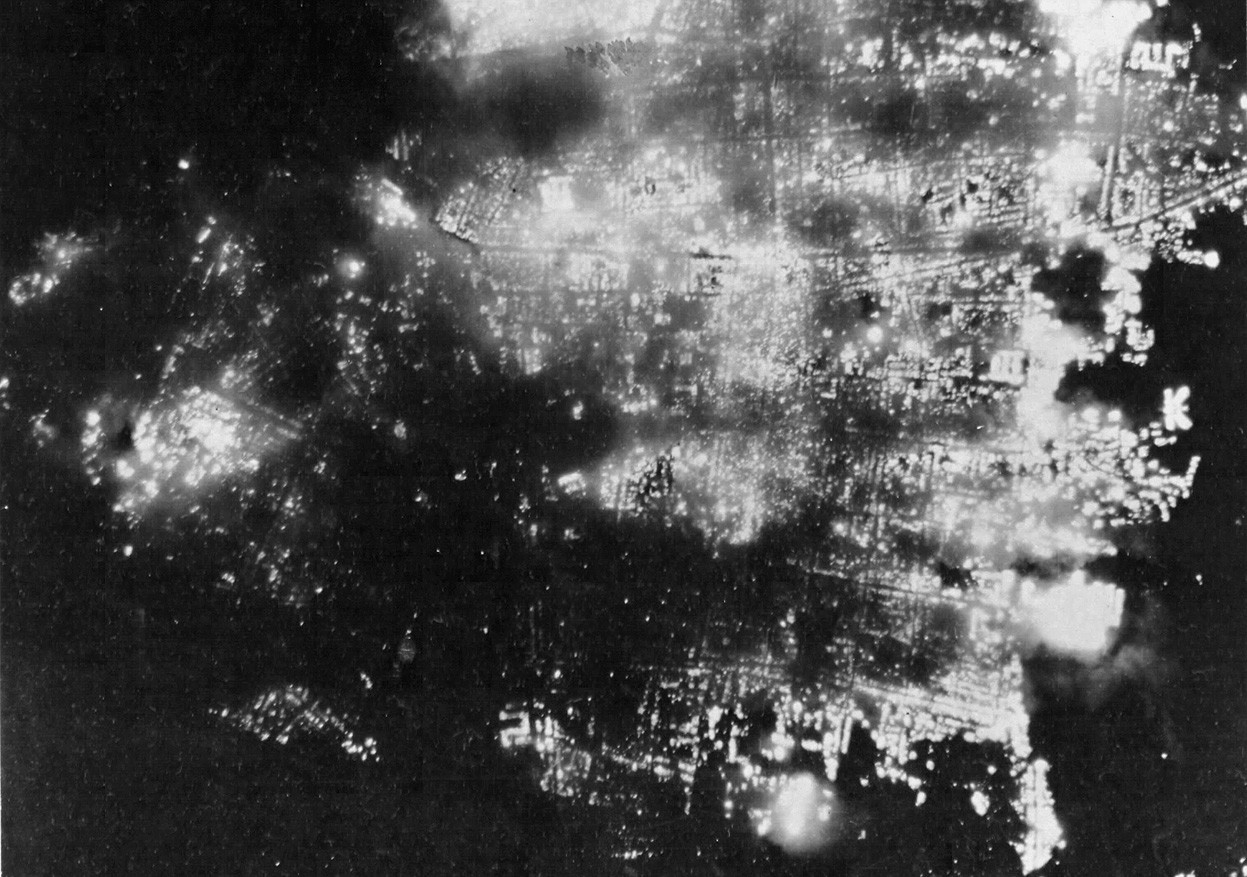 1945. augusztus 1. Az égő japán város Toyama éjszakai felvételen. A város fontos aluminium előállító helynek számított, ezért porig bombázták. 95.6 -a megsemmisült..jpg