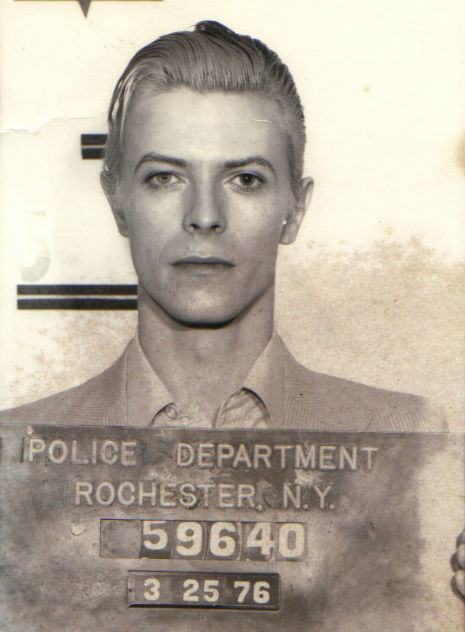 1976. David Bowie rabosítási fotója. Marijuana birtoklásért vették  őrizetbe..jpg