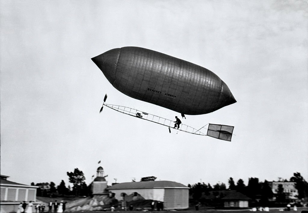 1900s_1910s_lincoln_beachey_airship_appearance_is_cross_between_hot_air_balloon_and_blimp.jpg