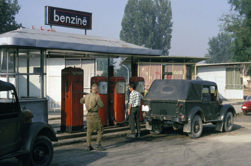 1968_benzinkut_albaniaban.jpg