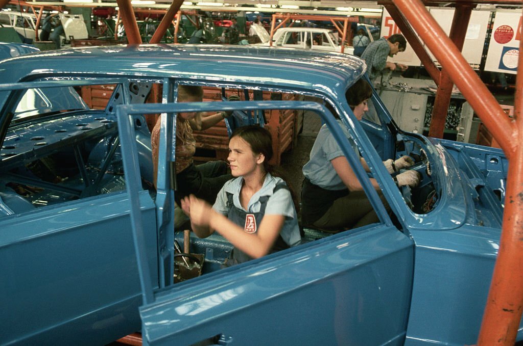 1975_workers_assemble_a_zhiguli_car_a_revised_version_of_the_fiat_124_at_an_auto_factory_in_togliatti.jpg