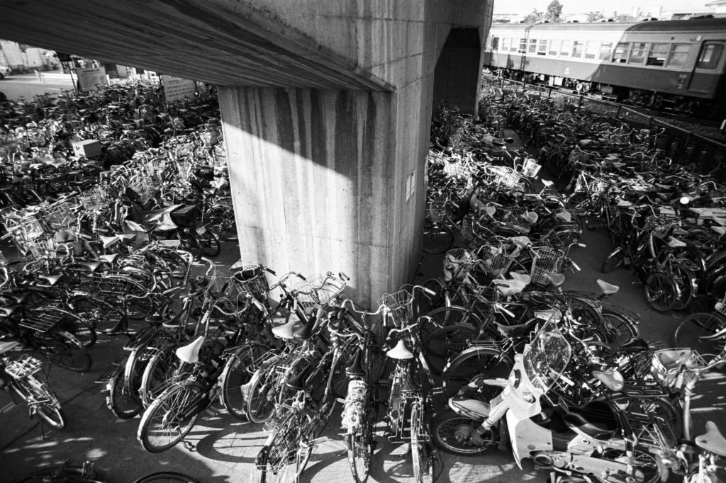 1978_biciklik_egy_tokioi_vasutallomason.jpg