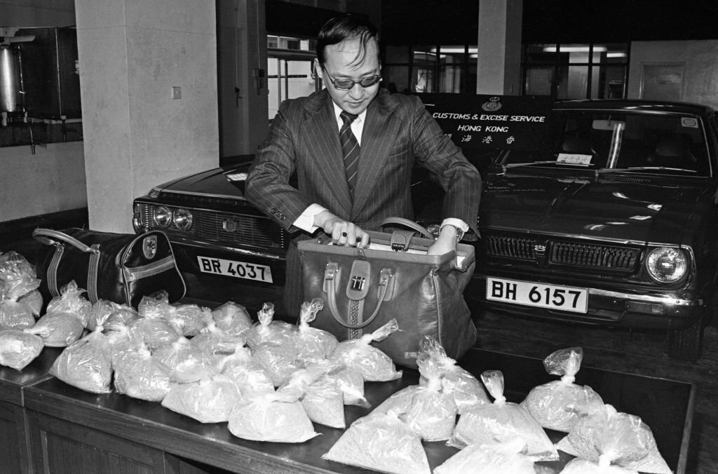 1978_customs_assistant_superintendent_k_s_tong_shows_the_heroin_seized_during_an_undercover_operation_in_hk.jpg