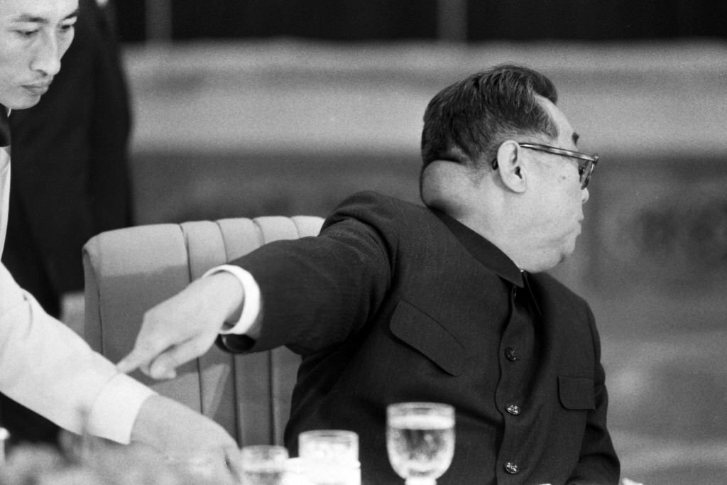 1980_kim_il_sung_father_and_leader_of_nord_korea_with_his_neck_tumor_during_a_gala_dinner.jpg