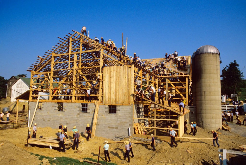 1980s_building_an_amish_barn_lancaster_county_pennsylvania_usa.jpg