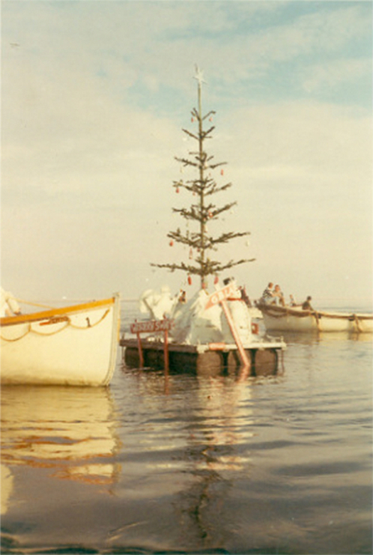 1967-75_kozott_floating_christmas_tree_created_by_polish_seafarers_from_the_freighter_djakarta_a_series_of_15_cargo_ships_trapped_in_the_suez_canal_for_8_years.jpg