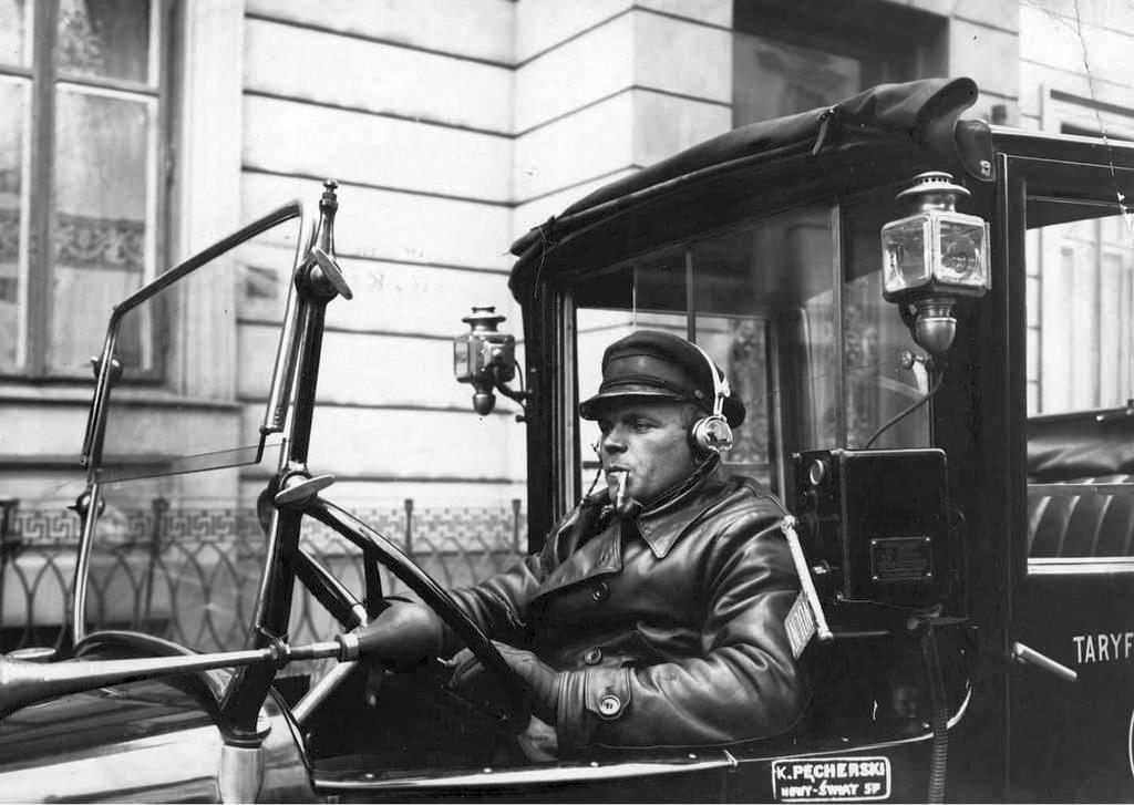 1935_warsaw_taxi_driver.jpeg
