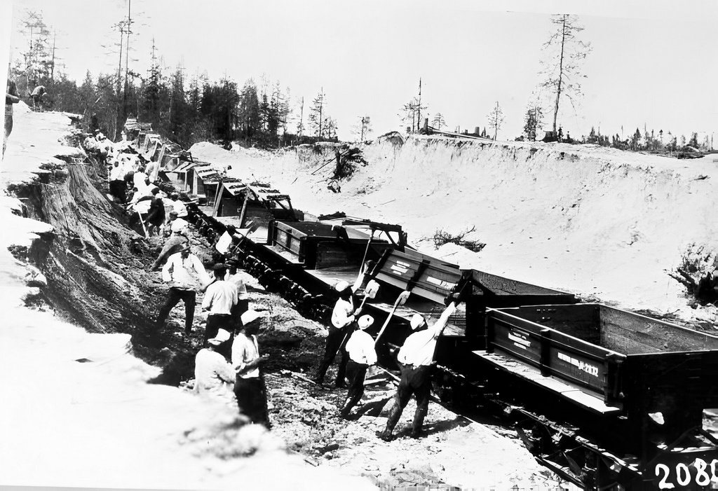 1933_construction_of_the_white_sea-baltic_canal_belomorkanal_the_canal_was_constructed_between_1931_and_1933_by_forced_labor_of_gulag_inmates.jpg