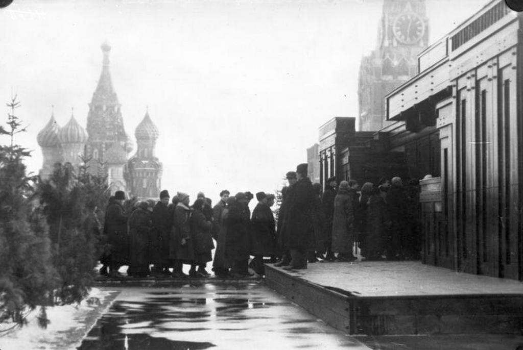 1925_people_queue_in_front_of_the_lenin_mausoleum_on_red_square.jpeg
