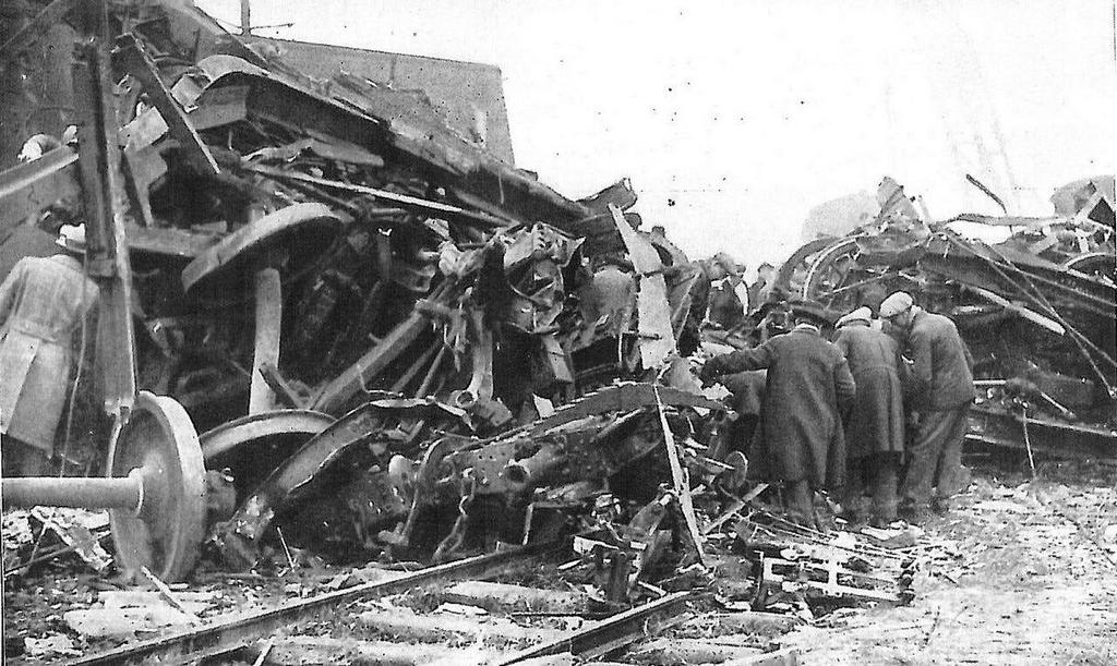 1933_pomponne_france_train_collision_heavy_fog_and_cold_temperatures_cause_a_signal_failure_causing_an_express_train_to_crash_into_the_regional_train_ahead_204_died.jpeg