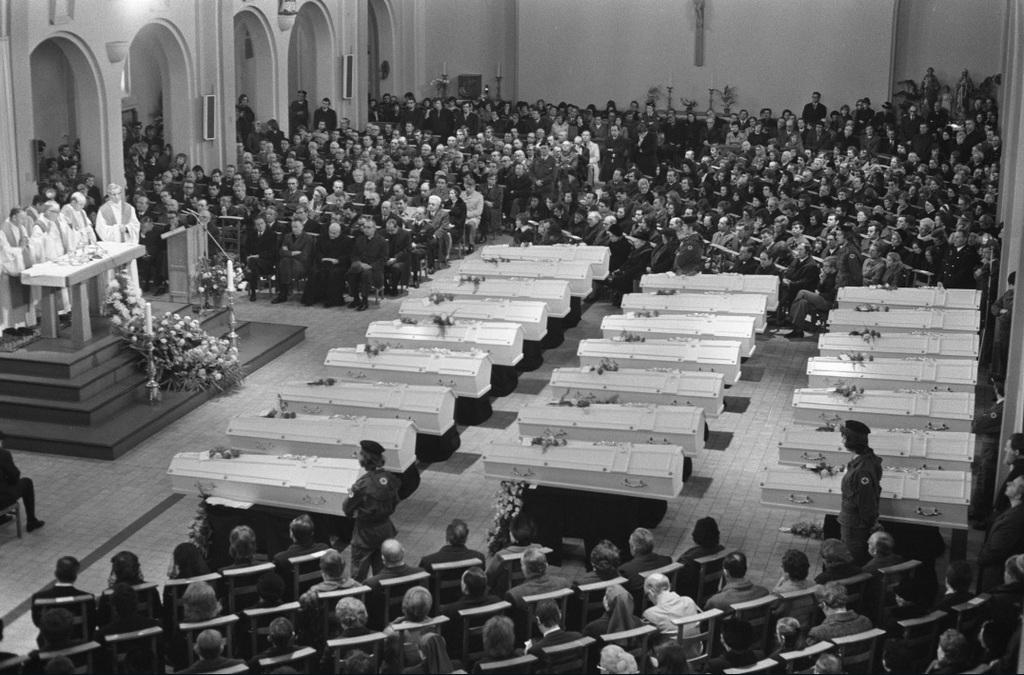 1974_funeral_for_the_23_victims_of_a_fire_at_heilig-hartcollege_boarding_school_in_heusden_belgium.jpg
