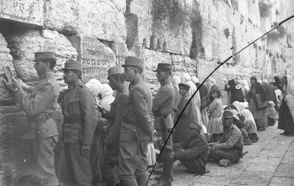 1916-17_jewish-austrian_soldiers_praying_at_the_western_wall_during_ww1.jpeg