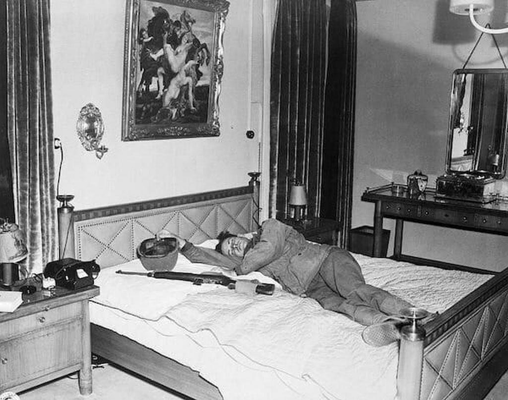 1945_majus_3_american_soldier_taking_a_nap_on_a_bed_belonging_to_german_general_hermann_goering_looted_rubens_hanging_on_the_wall.jpeg