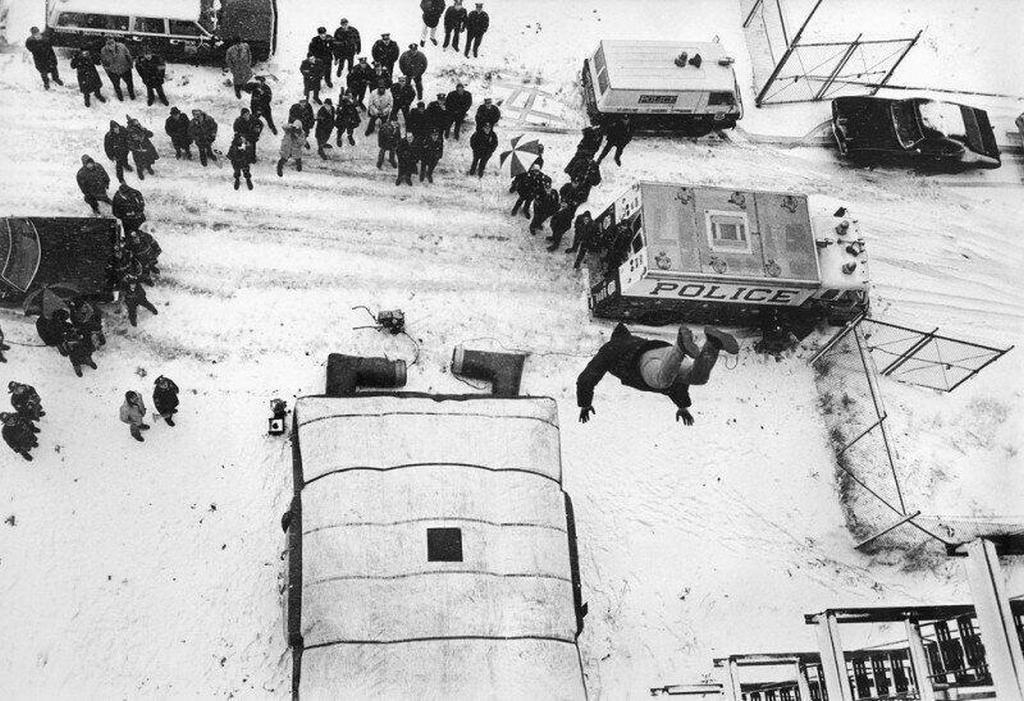 1974_stuntman_dar_robertson_jumps_from_the_window_of_a_seven-storey_building_to_demonstrate_a_new_life-saving_device_an_inflatable_bag.jpeg