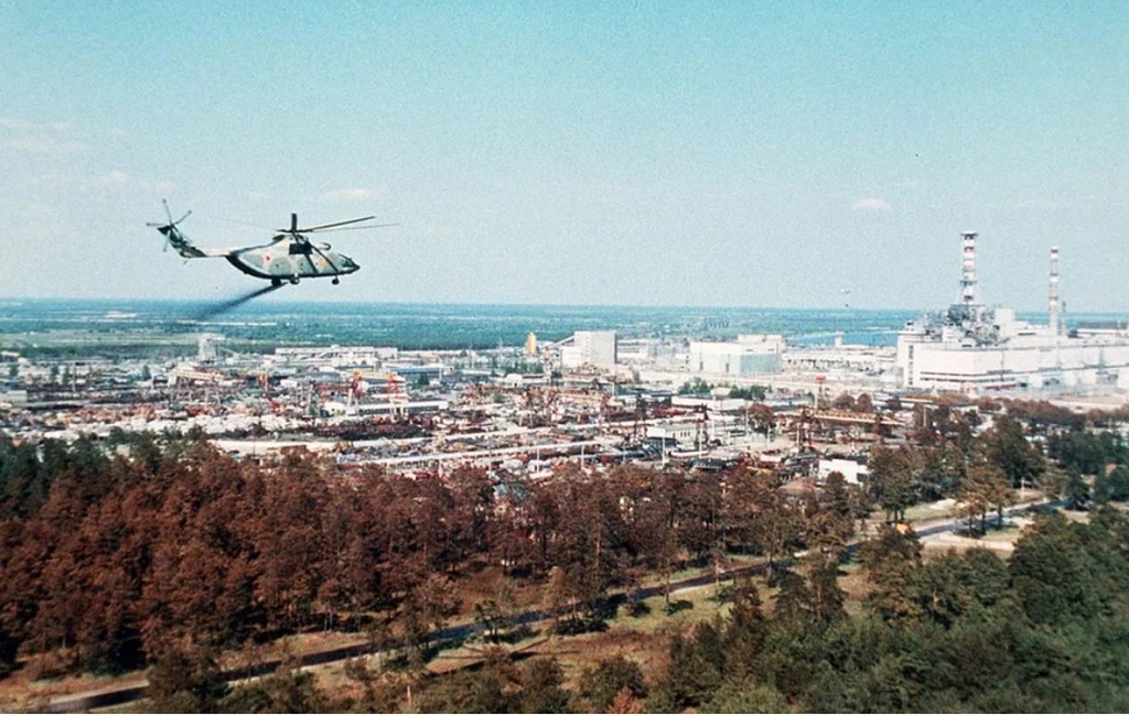 1986_aprilis_29_a_military_helicopter_spreads_sticky_decontamination_fluid_supposed_to_reduce_the_spread_of_radioactive_particles_around_the_chernobyl_nuclear_plant.jpg