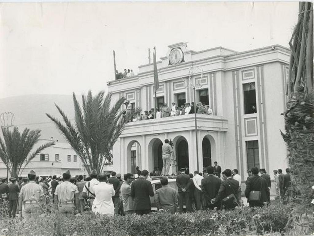 1961_raising_the_moroccan_flag_at_the_spanish_palace_during_the_ceremony_of_transferring_the_ifni_territory_from_spain_to_morocco.jpeg