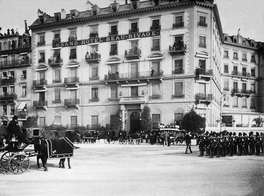 1898_taking_away_the_corpse_of_empress_elizabeth_of_austria_and_queen_of_hungary_from_the_hotel_beau-rivage_in_geneva_after_she_was_stabbed_by_the_italian_anarchist_luigi_luccheni.jpg