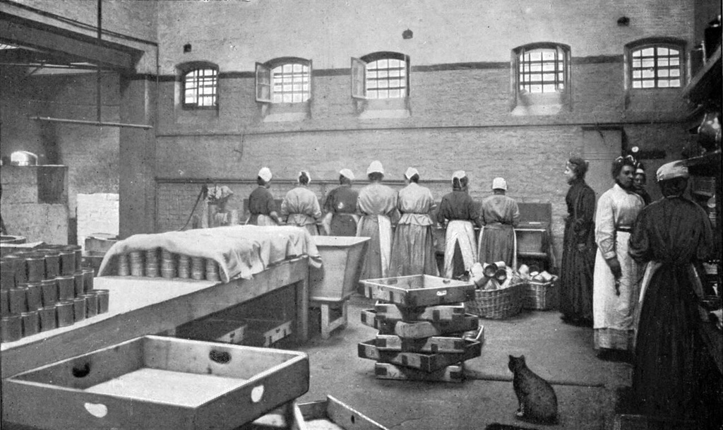 1901_in_the_kitchen_of_holloway_prison_london.jpg