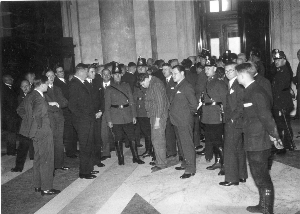 1933_visit_to_the_scene_of_the_crime_in_the_reichstag_fire_trial_on_the_middle_is_the_defendant_marinus_von_der_lubbe.jpg